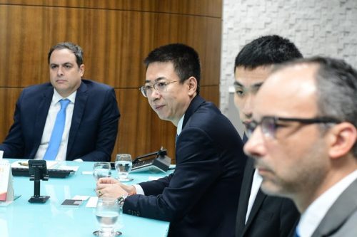 Presidente do BNB, Paulo Câmara (esquerda) assiste à apresentação feita pelo CEO do CGN no Brasil, Yao Zhigang (centro)