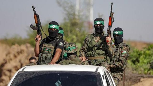 Israelense libertada pelo Hamas estende a mão a terrorista e
